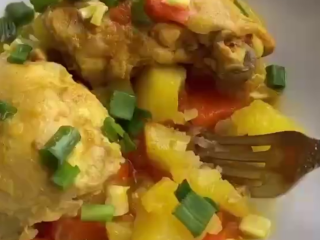 Печеня з курячими стегнами та картоплею, кадр з відео