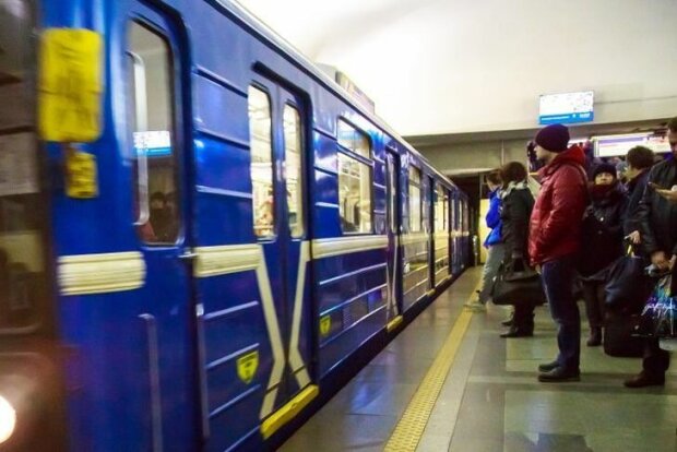 Киевлянин без комплексов "принял душ" в метро: "Спинку не потрете?", - пикантные кадры