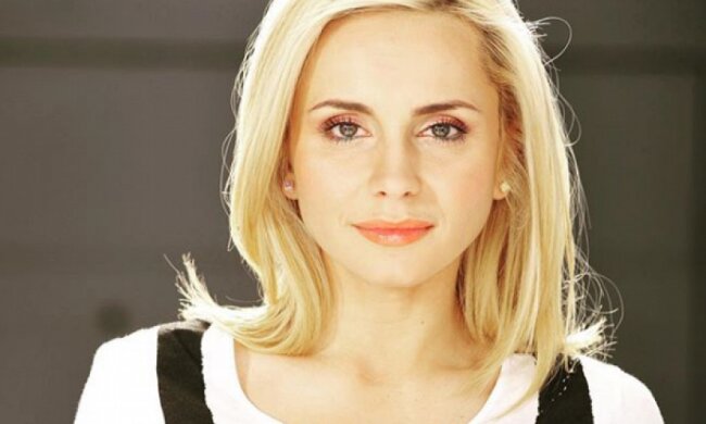 "Избитую" Лилию Ребрик засекли в обьятиях мужа: царапина на щеке и бинт