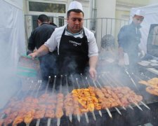 Пікнік на травневі свята: як правильно маринувати та смажити шашлик