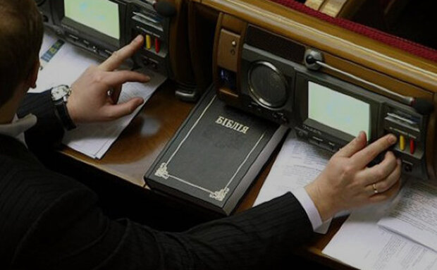 Депутати вирішили, як карати за кнопкодавство: відрубувати руки, позбавляти мандата або відправляти за грати