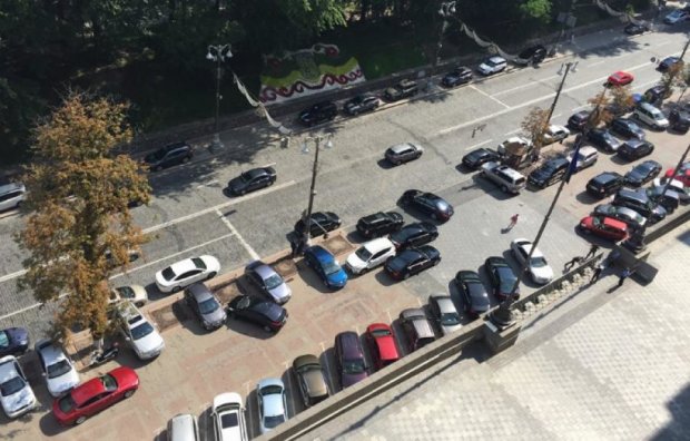 Полицейские посягнули на парковку Рады и Кабмина