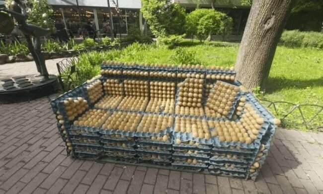 Киянам вигадали смішну лавочку: замість дерева лотки з яйцями