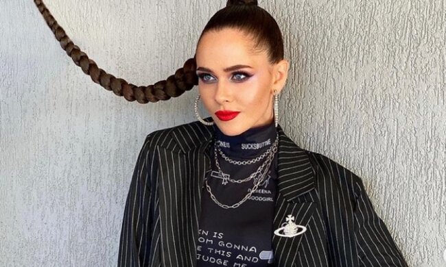 Юлія Саніна з The Hardkiss пофліртувала з шанувальниками в грайливому купальнику: "Статуетка"