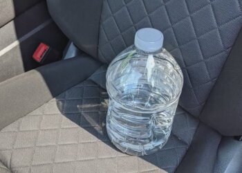 Пляшка з водою в авто: фото скрін ютуб
