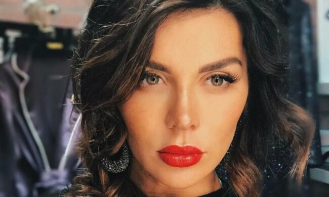 Зате поплавала: Седокова показала розкішні груди і ледве не пропустила рейс