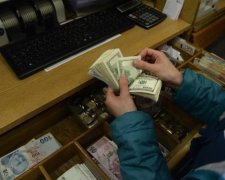 НБУ знову обвалив курс гривні