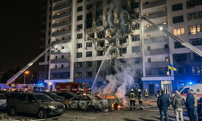 російський дрон влучив у житловий будинок Київ пожежа