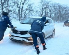 Спасатели Николаева помогают расчищать дороги (фото)