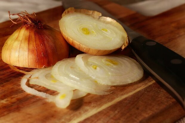 И к шашлыку, и к салату, и просто с хлебушком покушать: простой рецепт маринованного лука подчеркнет вкус любого блюда