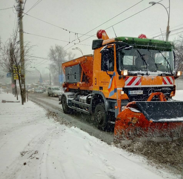 Снегопад в Киеве, "умники" на летней резине парализовали дороги: куда лучше не ехать, карта