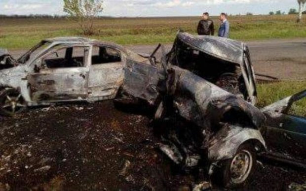 Жуткое ДТП на Донетчине: трое человек сгорели в авто
