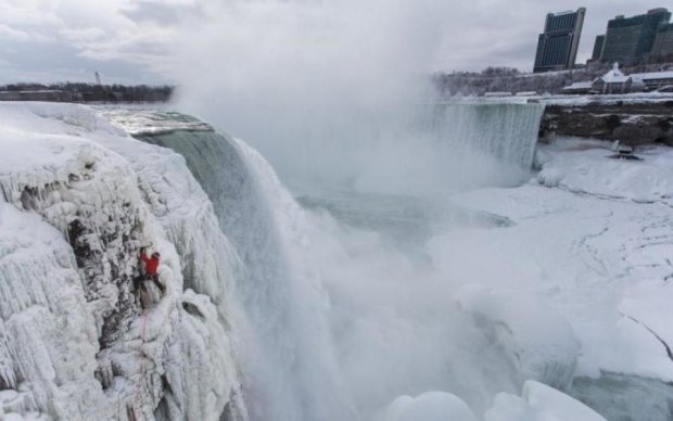 Завораживает: мороз превратил водопады Прикарпатья в ледяные скульптуры