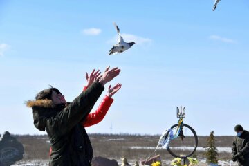 на горе Карачун почтили память украинских добровольцев, фото: штаб ООС