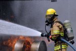 Випадковий перехожий не розгубився і врятував викинуту з палаючого будинку дитину: відео героїчного вчинку