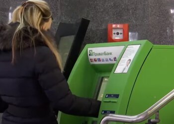 Отримання виплат. Фото: скрін youtube