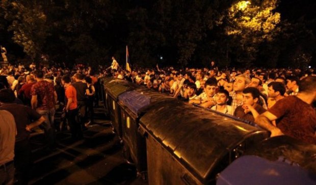  Поверніть сміттєві баки - міліція Єревана звернулася до мітингувальників