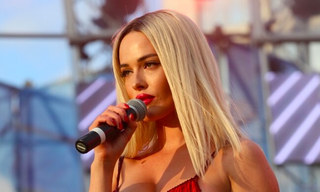 Астаф'єва повністю роздяглася на даху багатоповерхівки: голі груди і крихітні трусики