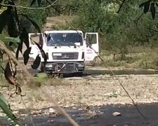 Водитель грузовика моет авто прямо в реке, скриншот с видео