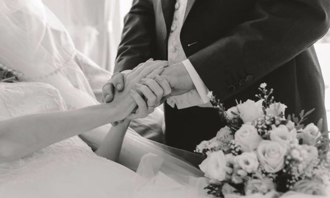 Церемония у койки, белое платье невесты и все близкие рядом. История любви до последнего вздоха никого не оставит равнодушным