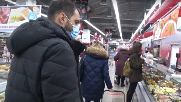 Украинцы в супермаркете, скриншот: Youtube