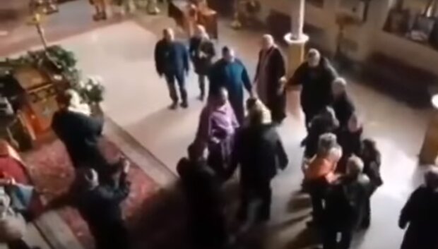 бійка в церкві, скріншот з відео