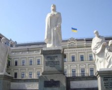 На транспорт денег нет, а на странных уродцев - есть: киевлянам все объяснили
