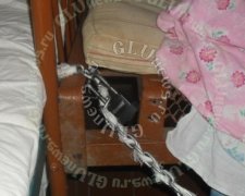 Ревнивий чоловік посадив дружину на ланцюг