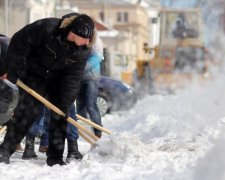 Уборка снега довела чиновника до истерики: эпичное видео