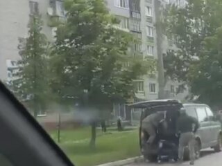 Военные затолкали парня в багажник авто. Фото: кадр с видео