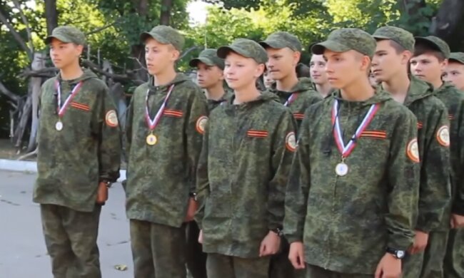 Окупанти масово змушують дітей воювати