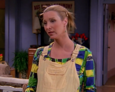 Ліза Кудроу в ролі Фібі Буфе, кадр з серіалу "Друзі"