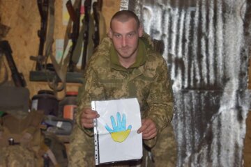 Воїни ЗСУ отримали малюнки від маленьких українців, фото: facebook.com/30brigade