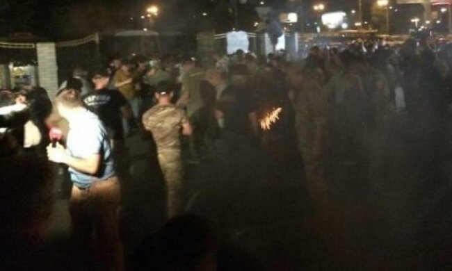 Беспорядки под Оболонским судом: кидали петрады и дымовые шашки