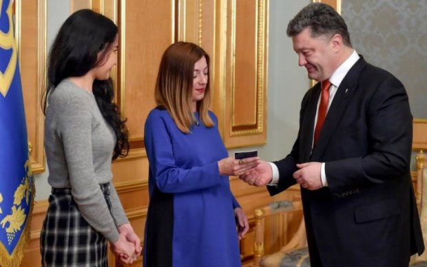 Порошенко оставил без украинского гражданства тысячи человек