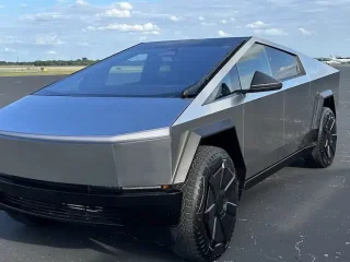 Tesla Cybertruck на улице Львова