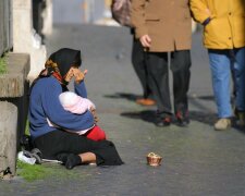 Дивовижне зцілення в Одесі: жебрачка раптово одужала після "зміни", афера потрапила на відео