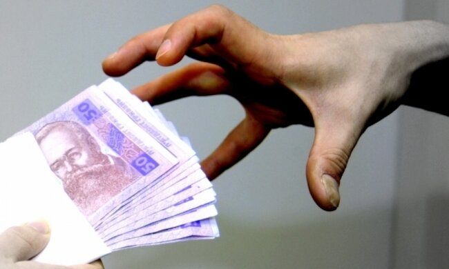 Работник фискальной службы требовал от коллеги 10 тысяч долларов