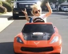 Трирічна "рокерша" робить трюки на авто