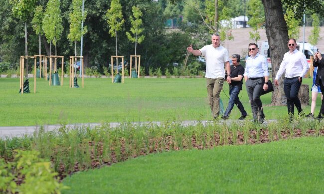 На київській Оболоні відкрили новий сквер та міст, які побудували за кошти мерії Вільнюса, - Кличко