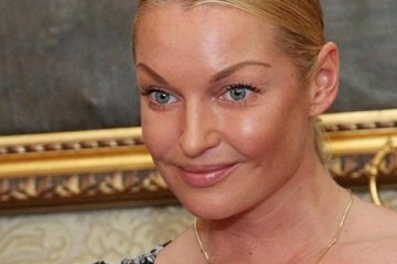 Волочкова позагорала на улице в одних трусах