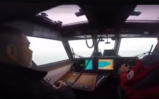 Російський корабель спробував захопити український катер: відео
