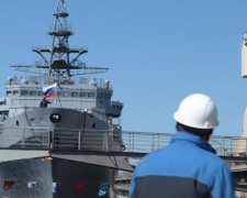 Корабль российского флота протаранил мост, есть пострадавшие: видео
