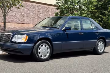 Mercedes-Benz E-Class в кузове W124, фото: Bring A Trailer
