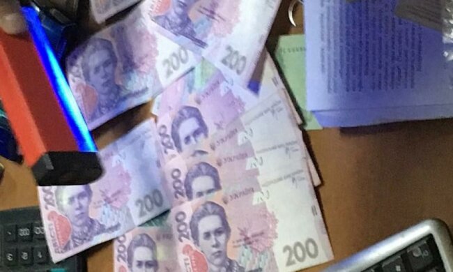 Херсонський митник за хабар пропускав авто з окупованого Криму