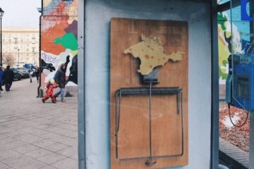 Крим у вигляді сиру в мишоловці - плакат в Москві