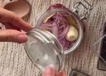 Маринована цибуля, кадр з відео