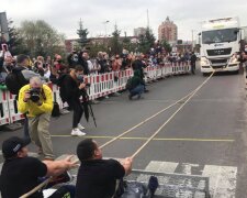 Львівські богатирі протягнули 104-тонний автомобіль та встановили рекорд України - кадри тріумфу