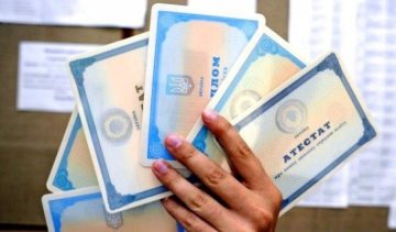 В Украине не хватает пластмассы для изготовления аттестатов