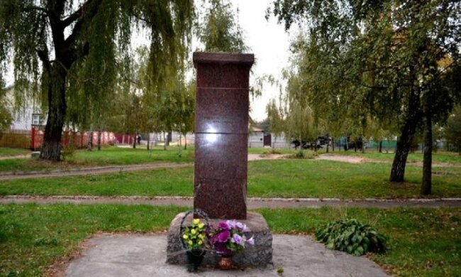 Вандалы осквернили памятник дирижеру Веревке на Черниговщине (фото)